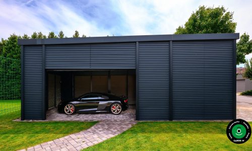 Elegantní přístřešek s černým sportovním autem na dlažbě.