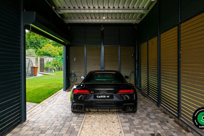 Zadní pohled na auto v moderním přístřešku s lamelami.