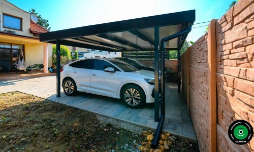 Minimalistický přístřešek pro dvě auta u rodinného domu.