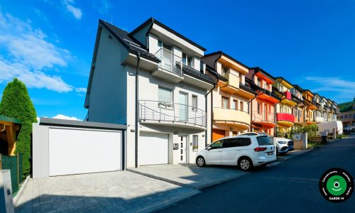 moderní přístřešek u rodinného domu