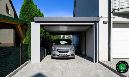 kovový přístřešek s garážovými vraty