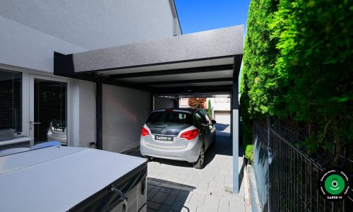 moderní dům s přístřeškem pro auto