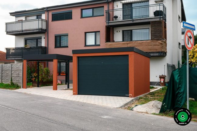 Kompaktní garáž s bočním přístřeškem vybaveným garážovou bránou