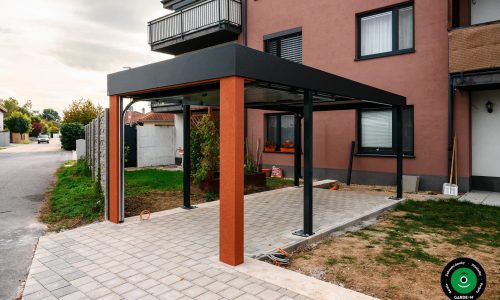 Přístřešek s garážovou bránou v moderním praktickém provedení