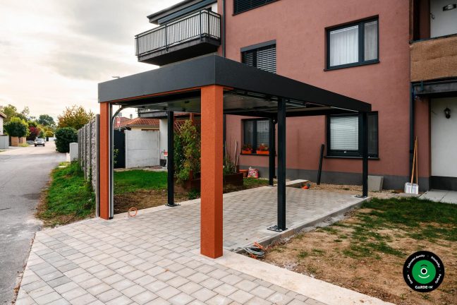 Přístřešek s garážovou bránou v moderním praktickém provedení