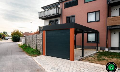 Krytý přístřešek s pevnou konstrukcí a integrovanou bránou