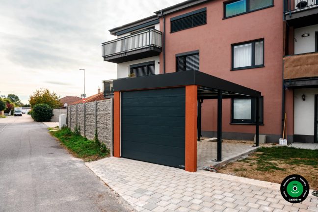 Krytý přístřešek s pevnou konstrukcí a integrovanou bránou