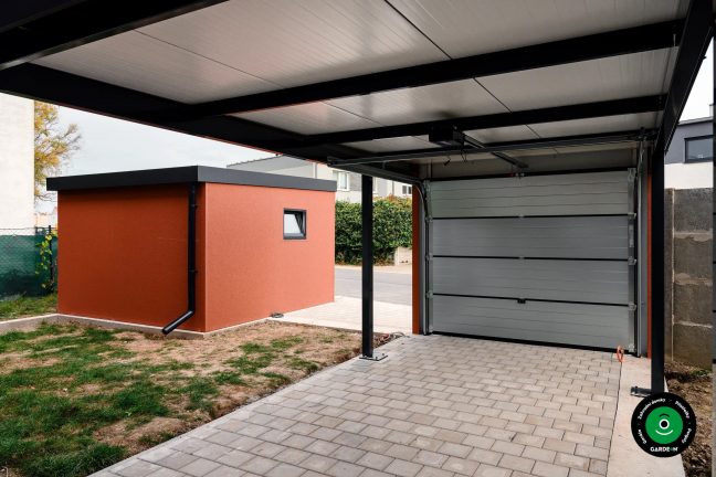 Parkovací přístřešek s uzavíratelnou garážovou bránou a střechou