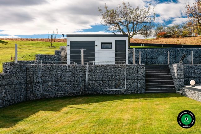 Garáž nad terasou a s upravenými gabionovými stěnami