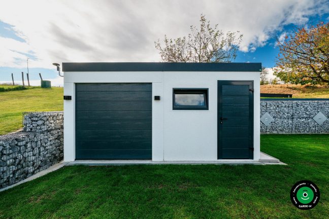 Přední stěna garáže s bránou oknem a tmavými dveřmi