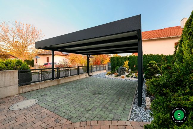 Prostorný přístřešek s krásnou okolní zahradou