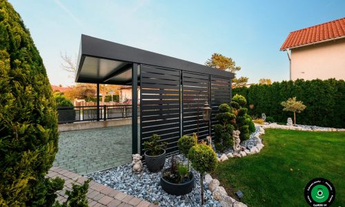 Přístřešek u zahrady s okrasnými stromky a skalní úpravou