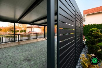 Detail boční výplně přístřešku s výhledem do zahrady