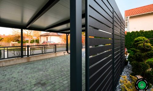 Detail boční výplně přístřešku s výhledem do zahrady