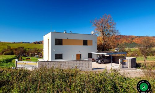 Přístřešek pro dvě auta s moderní pevnou konstrukcí