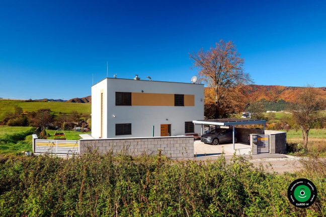 Přístřešek pro dvě auta s moderní pevnou konstrukcí