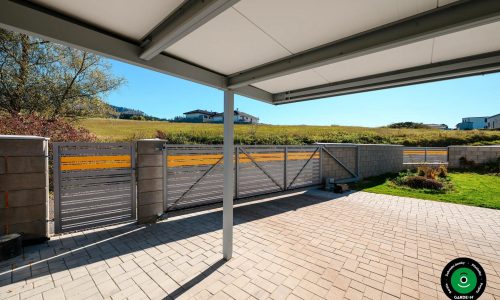 Univerzální přístřešek pro dvě auta s čistým moderním vzhledem