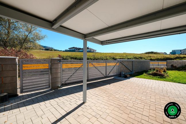 Univerzální přístřešek pro dvě auta s čistým moderním vzhledem