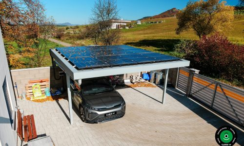 Dvojitý přístřešek na parkování aut s rovnou střechou