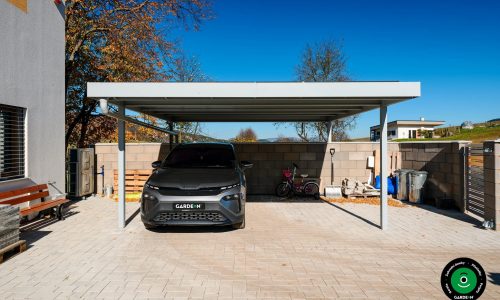 Krytý dvojpřístřešek chránící auta před počasím