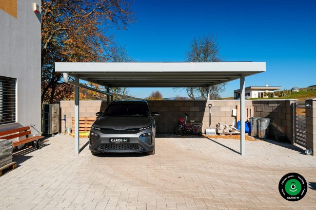 Krytý dvojpřístřešek chránící auta před počasím