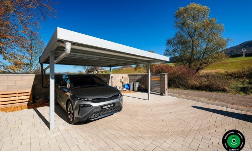 Dvojitý parkovací přístřešek s otevřenými bočními stěnami