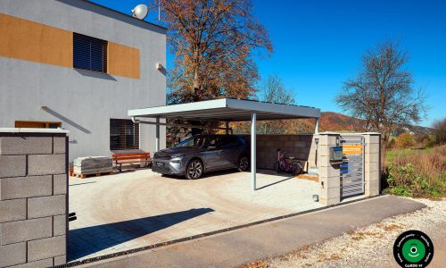 Moderní dvojpřístřešek pro auta se stabilní kovovou konstrukcí