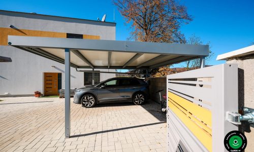 Elegantní přístřešek pro dvě vozidla s minimalistickým designem