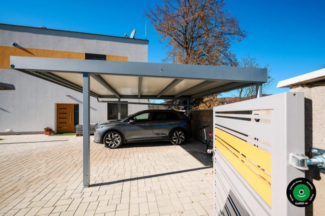 Elegantní přístřešek pro dvě vozidla s minimalistickým designem