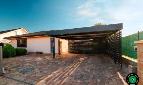 Moderní přístřešek pro auta s tmavou kovovou konstrukcí