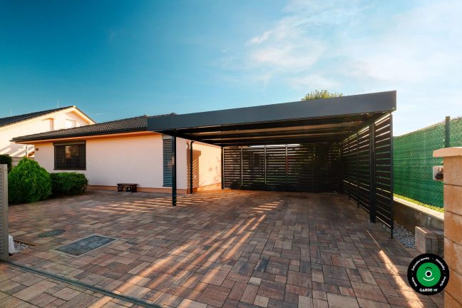 Moderní přístřešek pro auta s tmavou kovovou konstrukcí