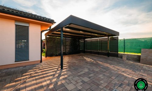 Krytý přístřešek na parkování s kvalitní kovovou konstrukcí