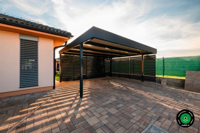 Krytý přístřešek na parkování s kvalitní kovovou konstrukcí