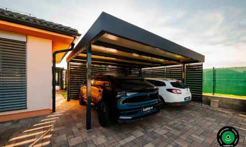 Zastřešený přístřešek u domu se dvěma zaparkovanými auty