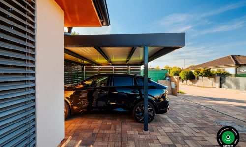Moderní parkovací přístřešek u rodinného domu se dvěma vozidly