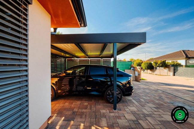 Moderní parkovací přístřešek u rodinného domu se dvěma vozidly