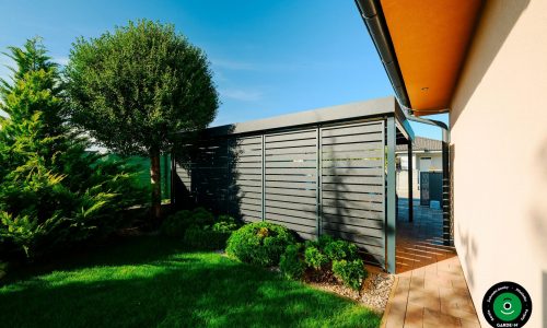 Prostorný přístřešek s lamelovým obkladem