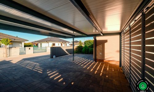 Elegantní přístřešek s bočními lamelami a zpevněnou dlažbou