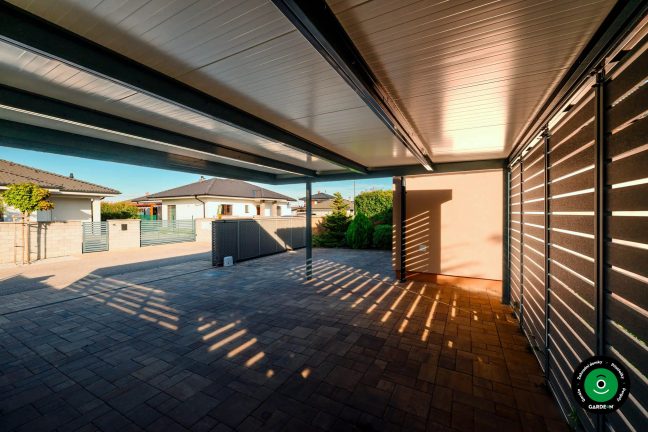 Elegantní přístřešek s bočními lamelami a zpevněnou dlažbou