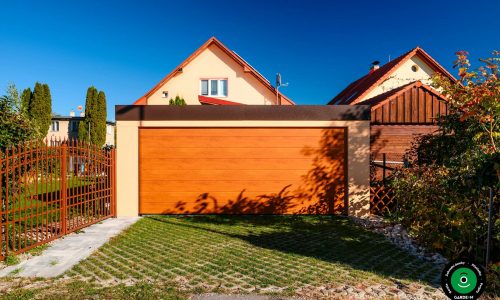 Přístřešek s garážovou bránou v moderním minimalistickém designu