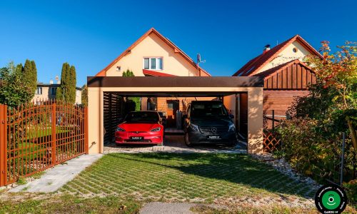 Krytý přístřešek s garážovou bránou a pevným kovovým rámem