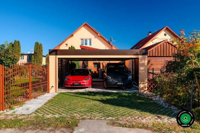 Krytý přístřešek s garážovou bránou a pevným kovovým rámem