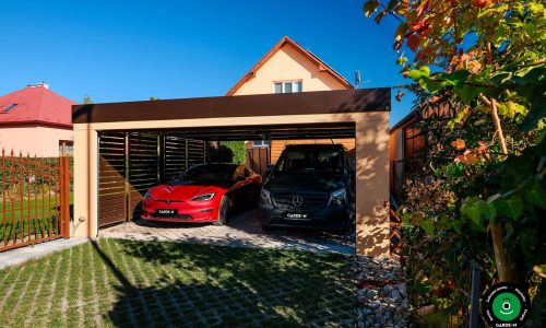 Prostorný přístřešek s integrovanou garážovou bránou a střechou