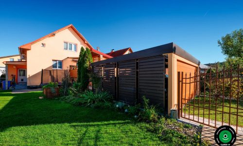 Univerzální přístřešek s garážovou bránou vhodný na parkování