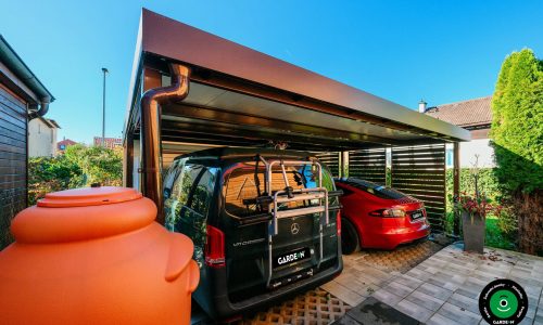 Moderní přístřešek s bránou a bočními konstrukčními panely