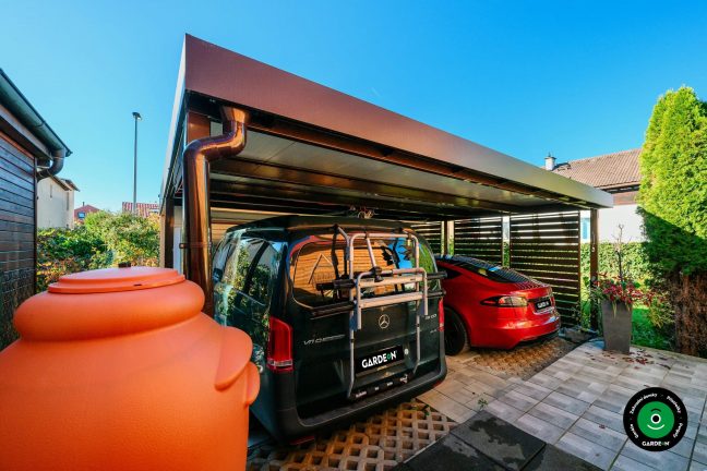 Moderní přístřešek s bránou a bočními konstrukčními panely