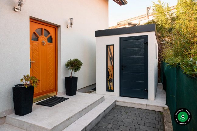 Zahradní domek u oranžových dveří rodinného domu