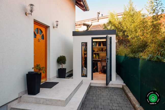 Vstupní prostor s domkem a otevřenými dveřmi do úložiště