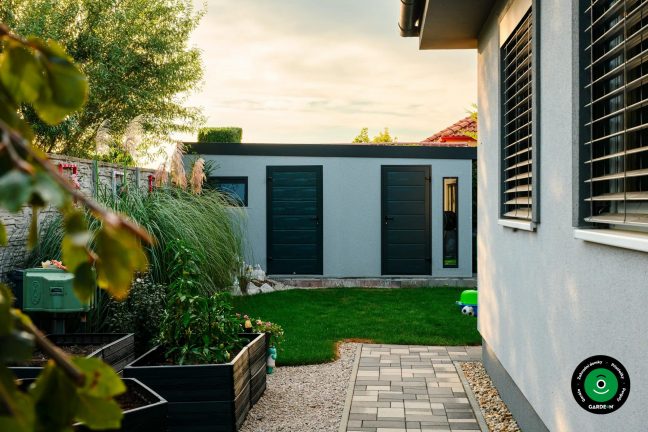 Montovaný zahradní domek s čistými liniemi a jednoduchou fasádou