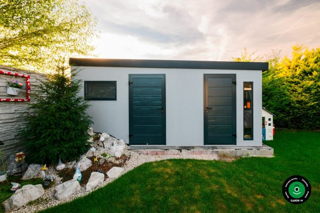 Moderní montovaný domek s velkým oknem a světlým obkladem